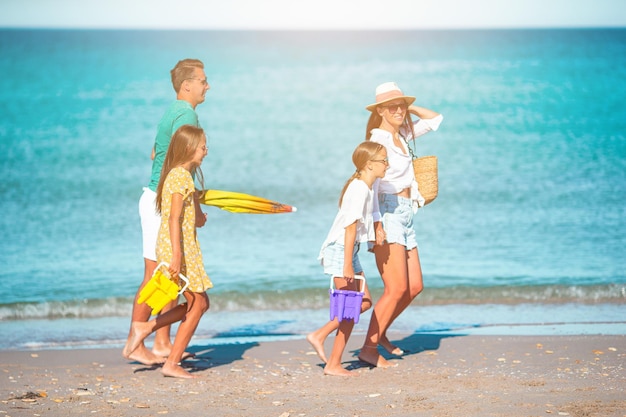 Photo rear view of people on beach