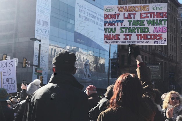 Foto vista posteriore di persone in una strada della città