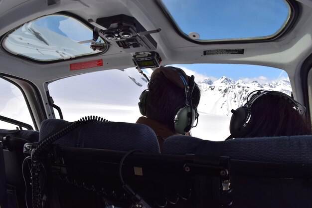 Foto vista posteriore delle persone nella cabina di pilotaggio durante l'inverno