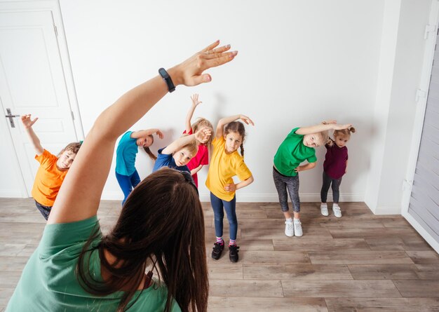 Foto vista posteriore di persone che ballano a casa