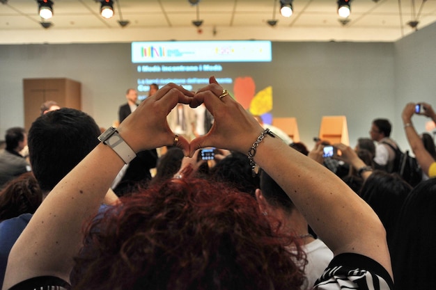 Photo rear view of people during seminar