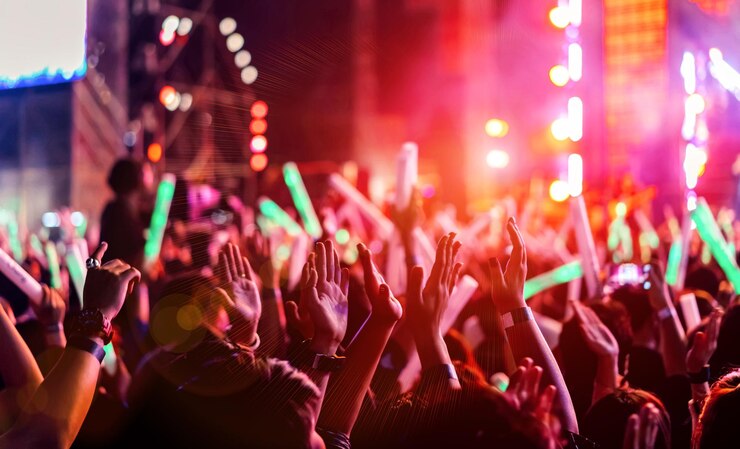 Photo rear view of people enjoying at music concert