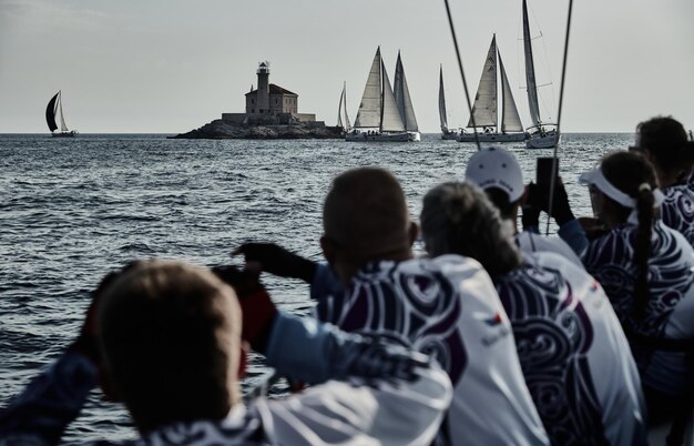 Photo rear view of people enjoying in sea