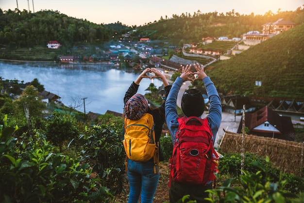 Foto vista posteriore di persone sul lago vicino agli alberi