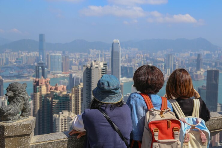 Photo 都市風景を見ている人々の後ろの景色