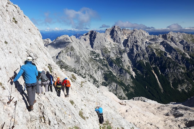 Foto vista posteriore di persone sulla montagna contro il cielo