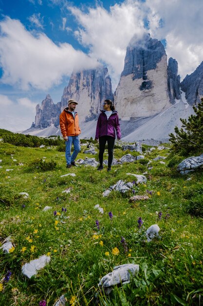 Foto vista posteriore di persone sulla montagna contro il cielo