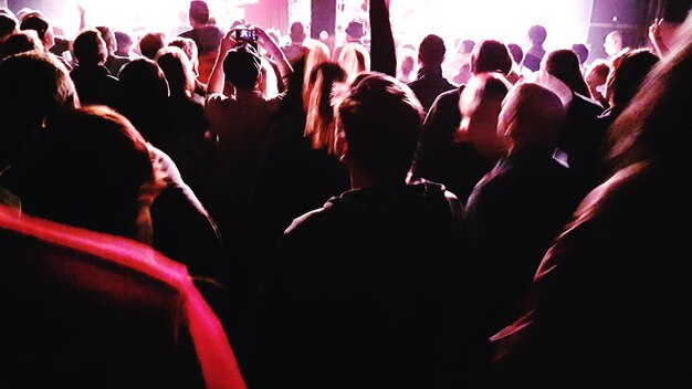 Photo rear view of people at music concert