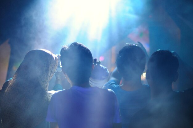 Photo rear view of people at music concert