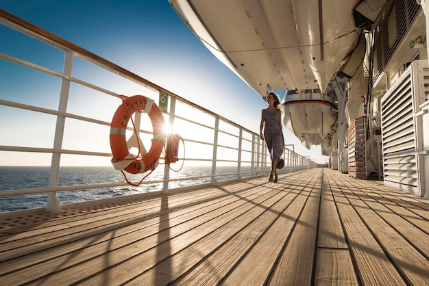 Photo rear view of people on railing by sea against sky