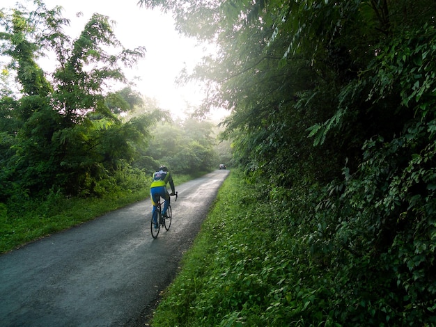 Foto vista posteriore di persone in bicicletta sulla strada