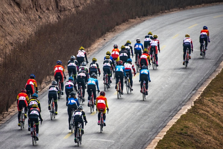 Photo 道路で自転車に乗っている人々の後ろの景色