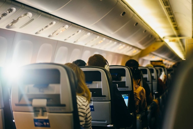 Foto vista posteriore di persone sedute in aereo