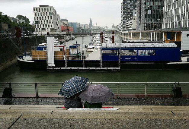 Photo rear view of people sitting by river