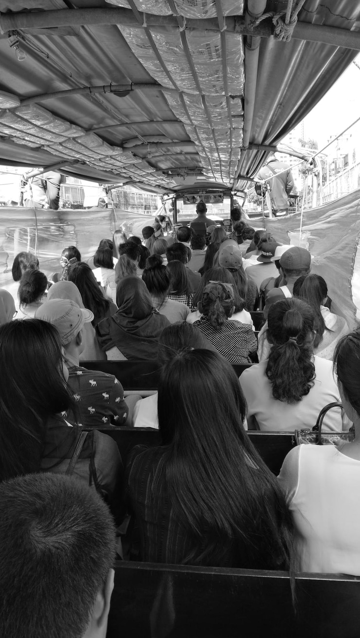 Photo フェリーに座っている人々の後ろの景色