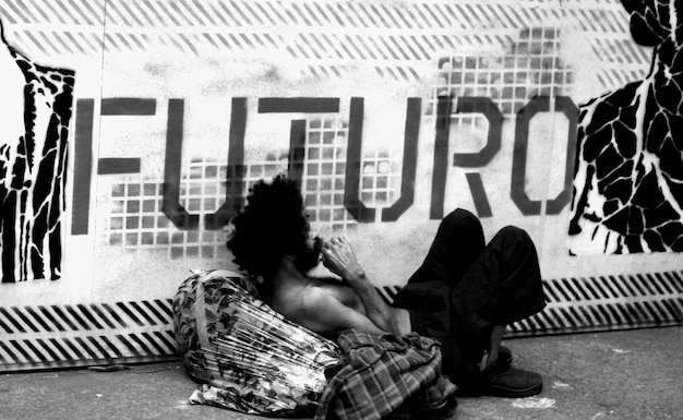 Photo rear view of people sitting in office building