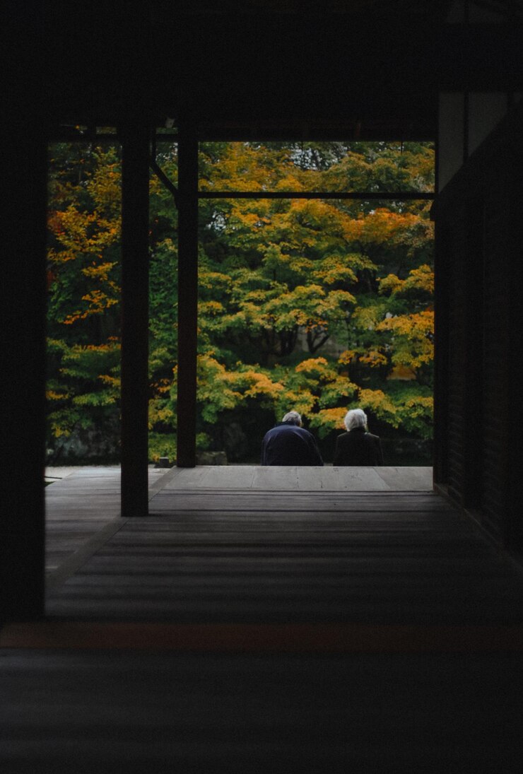 Photo 建物の外に座っている人々の後ろの景色