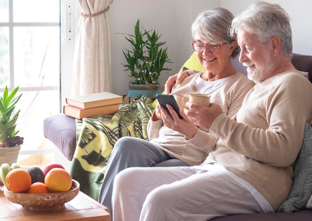 Photo rear view of people sitting on sofa