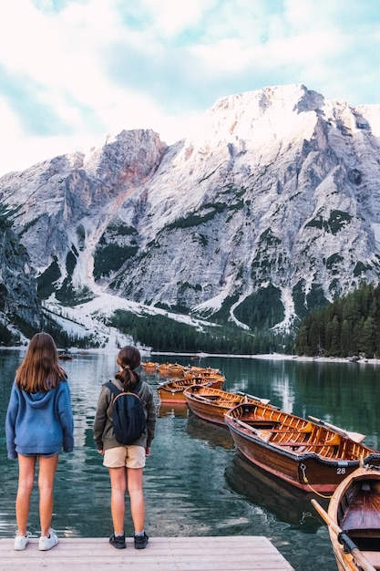 Photo rear view of people on snowcapped mountains