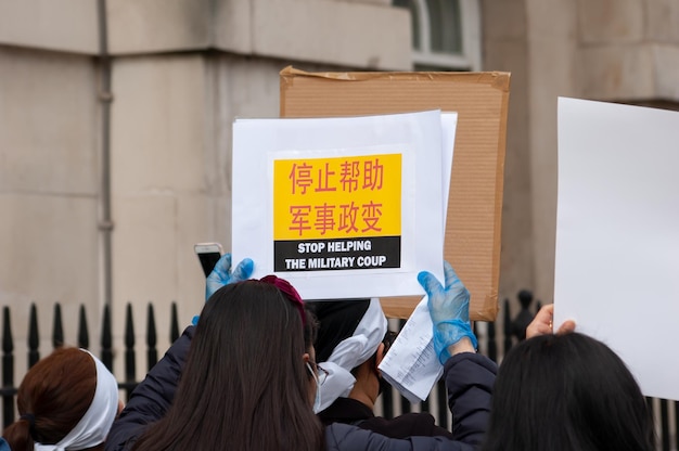 Photo rear view of people standing against wall