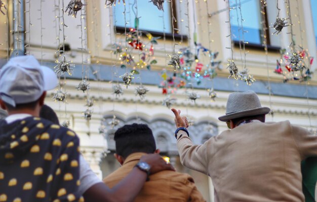 Photo rear view of people at street