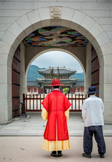 Foto vista posteriore di persone in abiti tradizionali in piedi a gwanghwamun