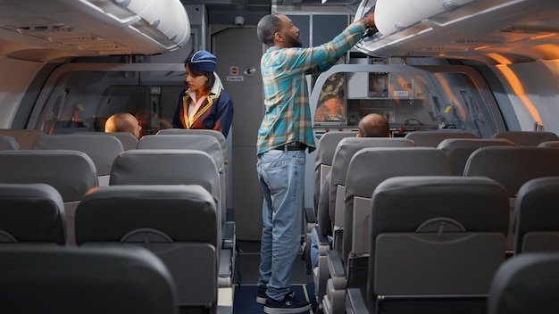 Foto vista posteriore di persone che viaggiano in aereo