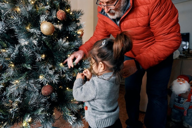 クリスマスツリーを歩いている人々の後ろの景色