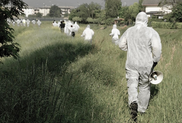 Photo rear view of people walking on field