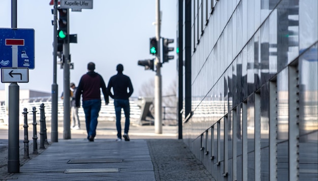 Photo rear view of people walking on footpath