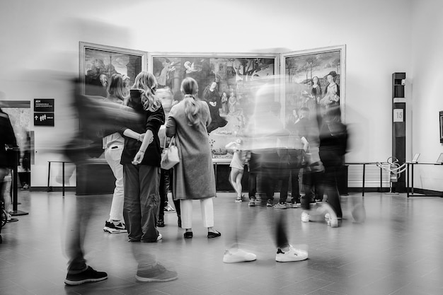 Photo rear view of people walking in gym