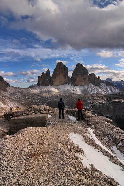 Photo rear view of people walking on mountain - tre cime di lavaredo - dolomiti - italy