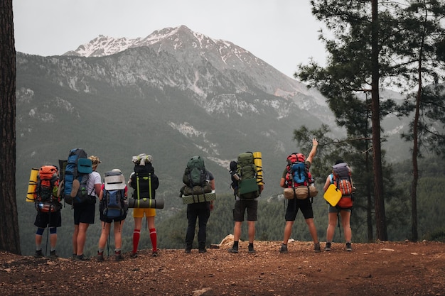 Photo rear view of people walking on mountain