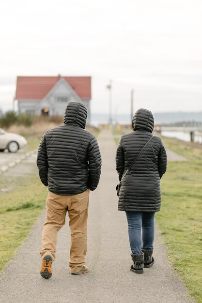 Foto vista posteriore di persone che camminano all'aperto