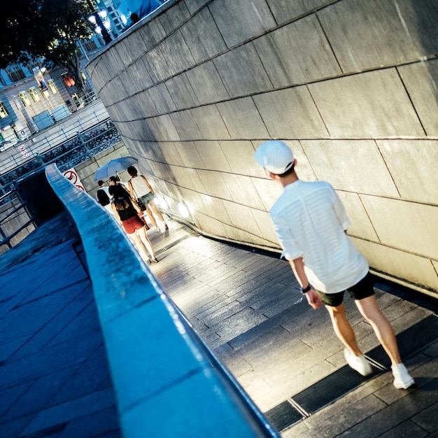 Photo rear view of people walking on pathway