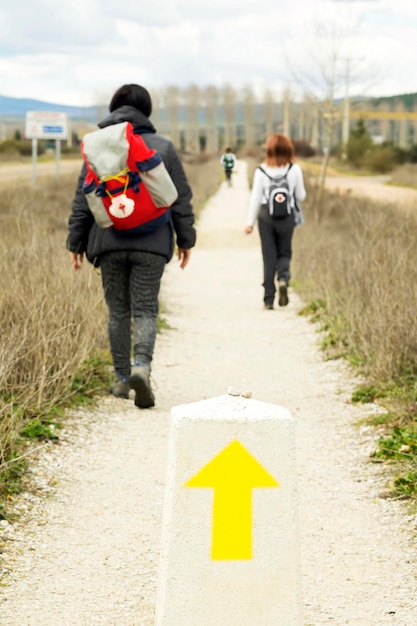 Photo rear view of people walking on road