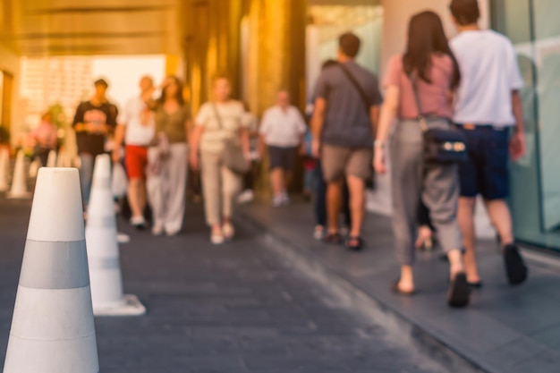 Foto vista posteriore di persone che camminano per strada in città