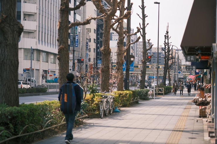 Photo 街で歩いている人々の後ろの景色