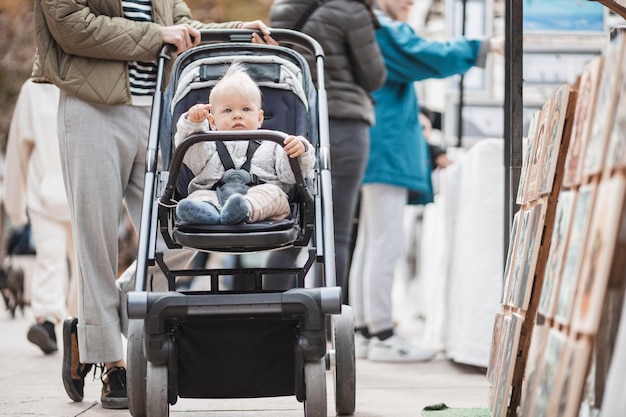 Foto vista posteriore di persone che camminano per strada