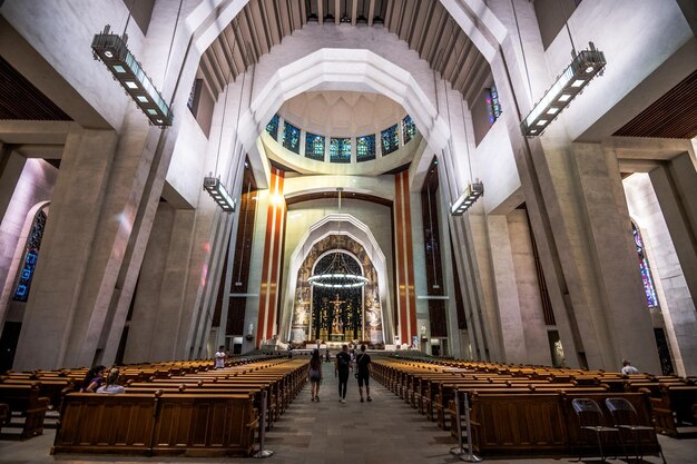 Photo rear view of people walking in temple building