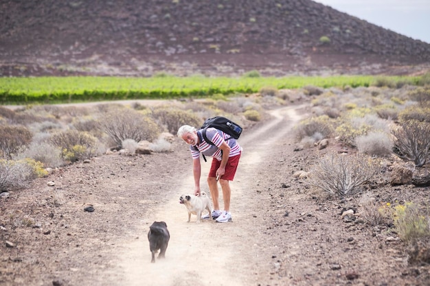 Foto vista posteriore di persone con il cane sul campo