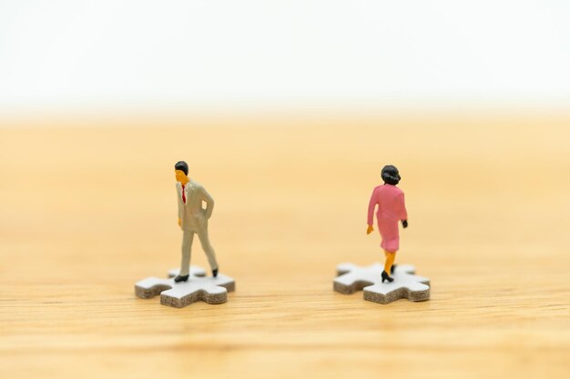 Photo rear view of people with toy on table