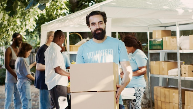 Foto vista posteriore di persone che lavorano in città