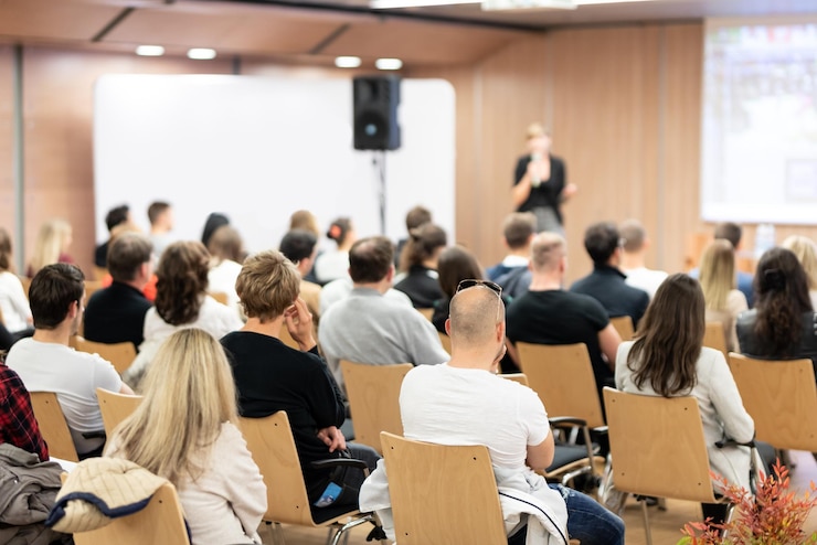 Photo rear view of people working in meeting