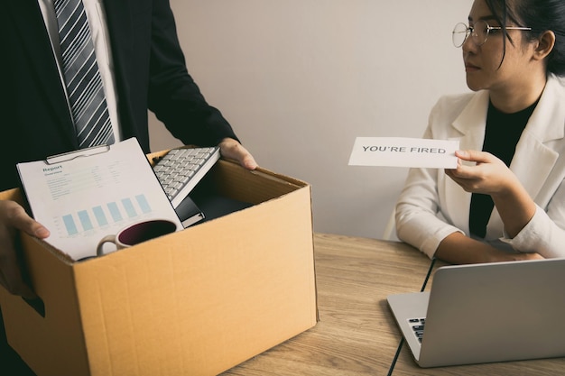 Vista posteriore di persone che lavorano sul tavolo