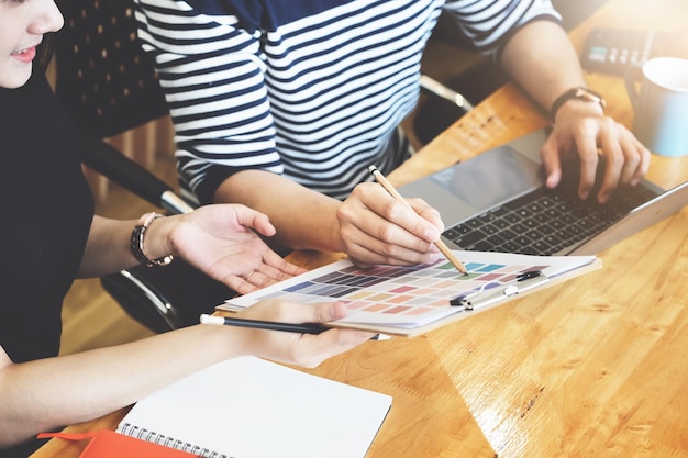 Foto vista posteriore di persone che lavorano sul tavolo