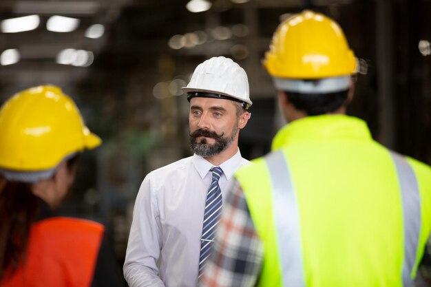 Foto vista posteriore di persone che lavorano