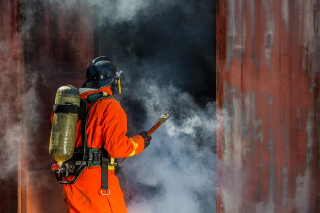 Foto vista posteriore di persone che lavorano