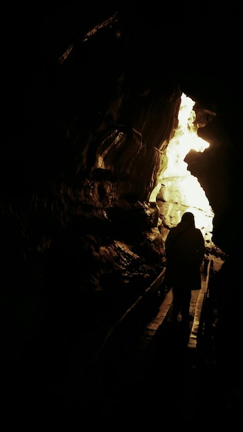 Photo rear view of person in cave