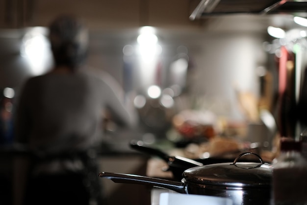 Foto vista posteriore di una persona che cucina in cucina